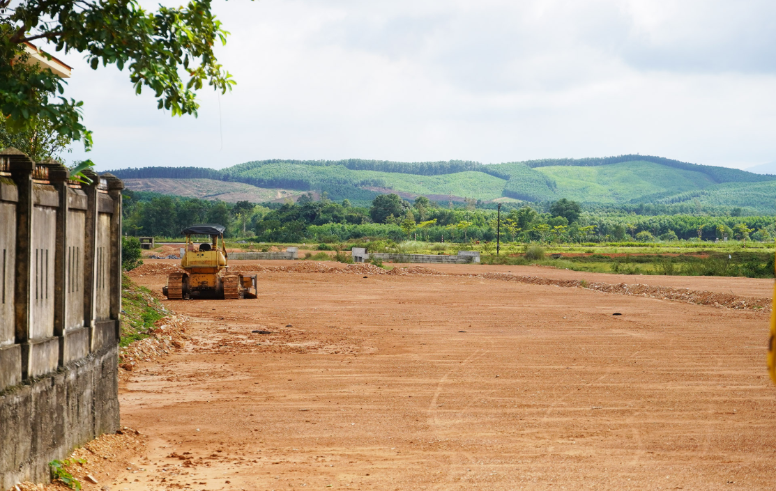 Công trường Dự án&nbsp;Đường nối Cam Lộ với các vùng trọng điểm kinh tế