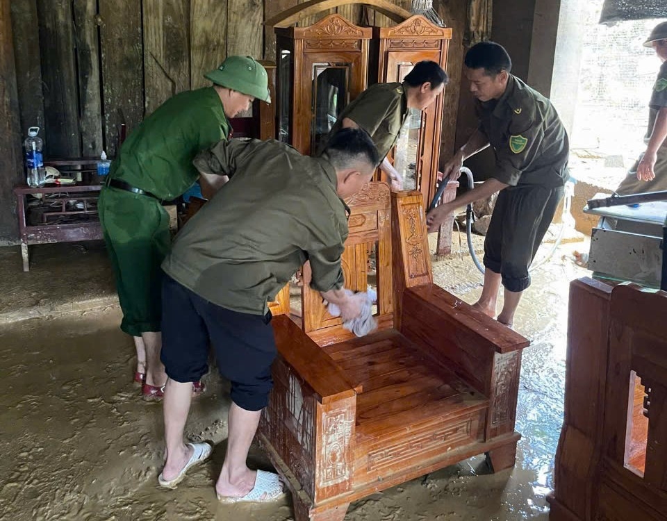 Công an xã Thanh Phong huy động 50 cán bộ chiến sĩ và Tổ an ninh trật tự giúp nhân dân thôn Thanh Sơn dọn dẹp nhà cửa sau bão số 10