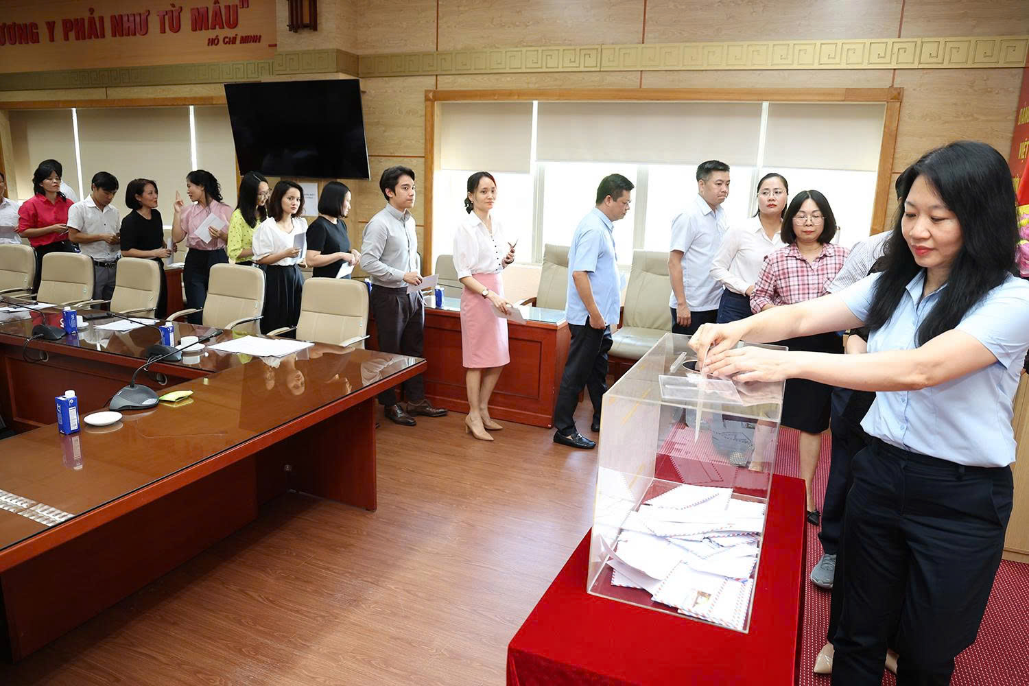 Người lao động ngành Y tế quyên góp ủng hộ.