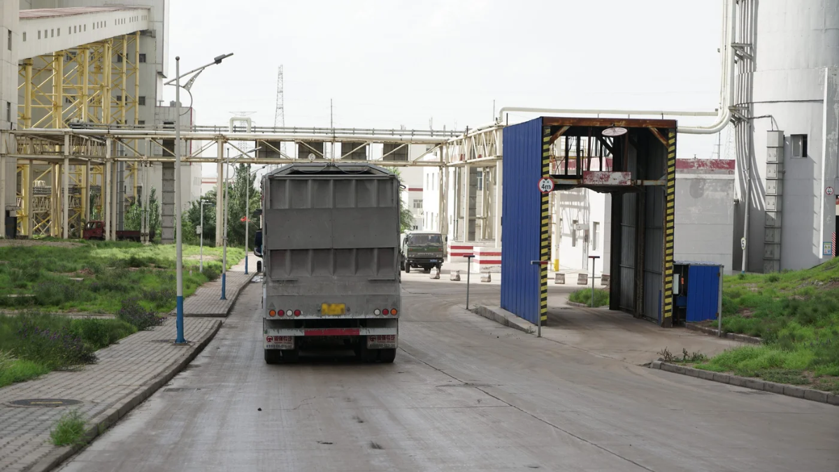 Xe tải tự lái của Kargobot giao hàng tại một nhà máy phát điện ở Ordos.