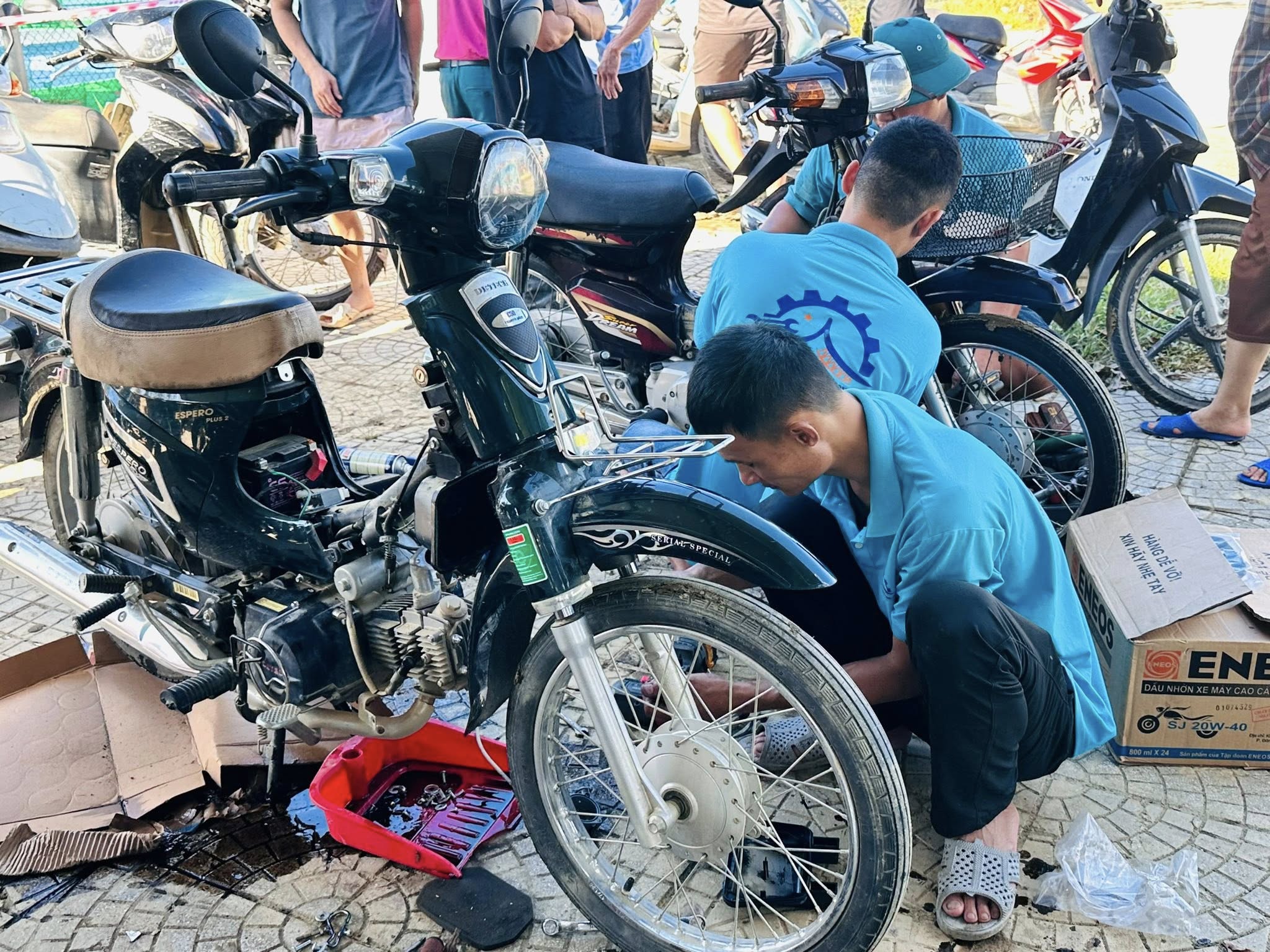 Hội kỹ thuật xe máy Thanh Hoá đồng hành cùng người dân vùng ngập lụt, sửa chữa miễn phí xe máy cho bà con xã Nông Cống tại Trung tâm văn hoá huyện Nông Cống (cũ).