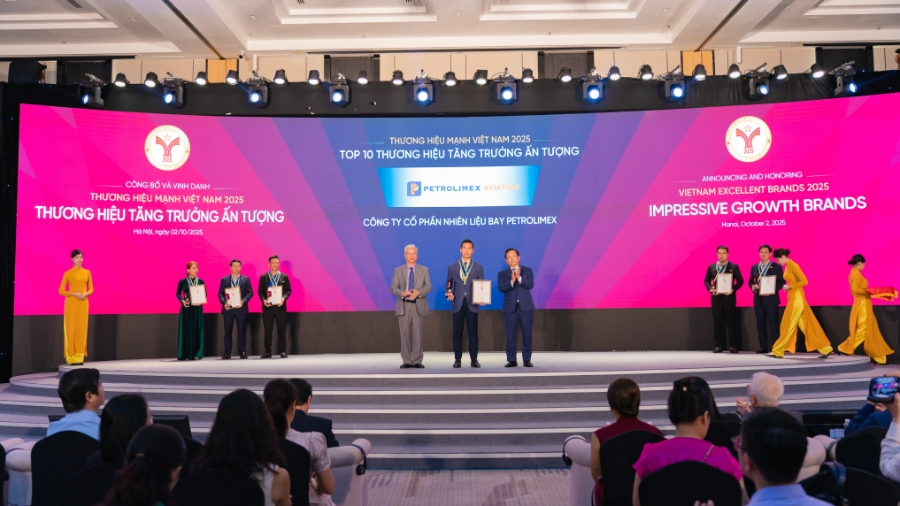 Ông Lương Hồ Anh - Phó Tổng giám đốc Công ty lên nhận chứng nhận tại chương trình.