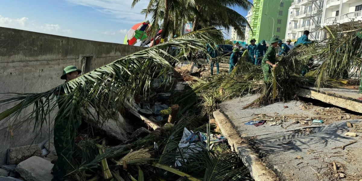 Sau bão khu du lịch biển Hải Tiến ngổn ngang rác thải