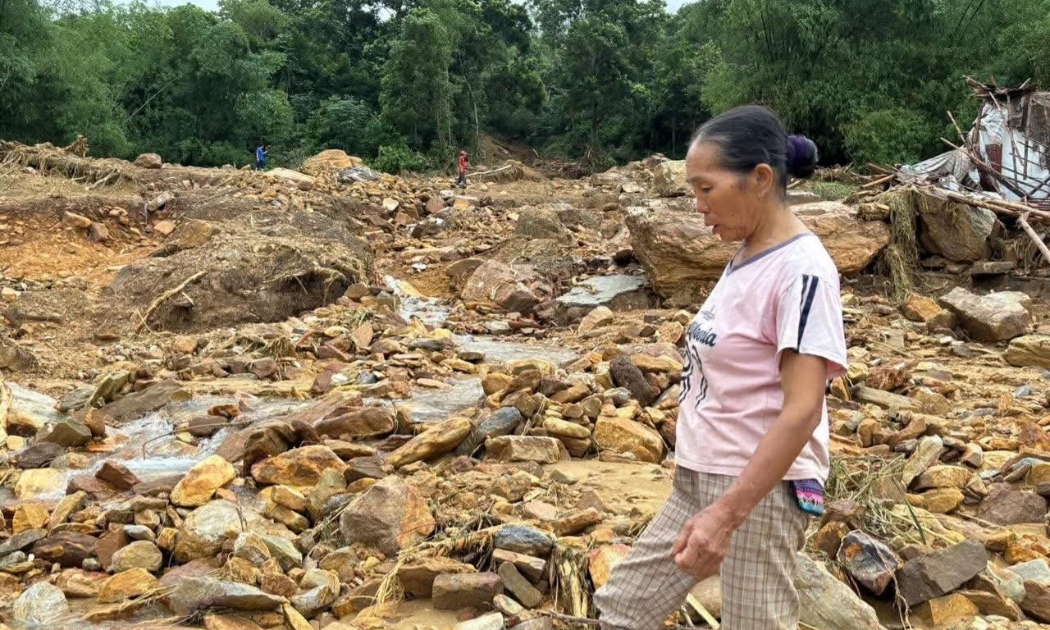 Hàng vạn mét khối đất đá trên đỉnh đồi Liêu đã tràn xuống cụm Chanh, thôn Chiềng Chanh, xã Cẩm Thạch, tỉnh Thanh Hóa san phẳng 2 ngôi nhà.