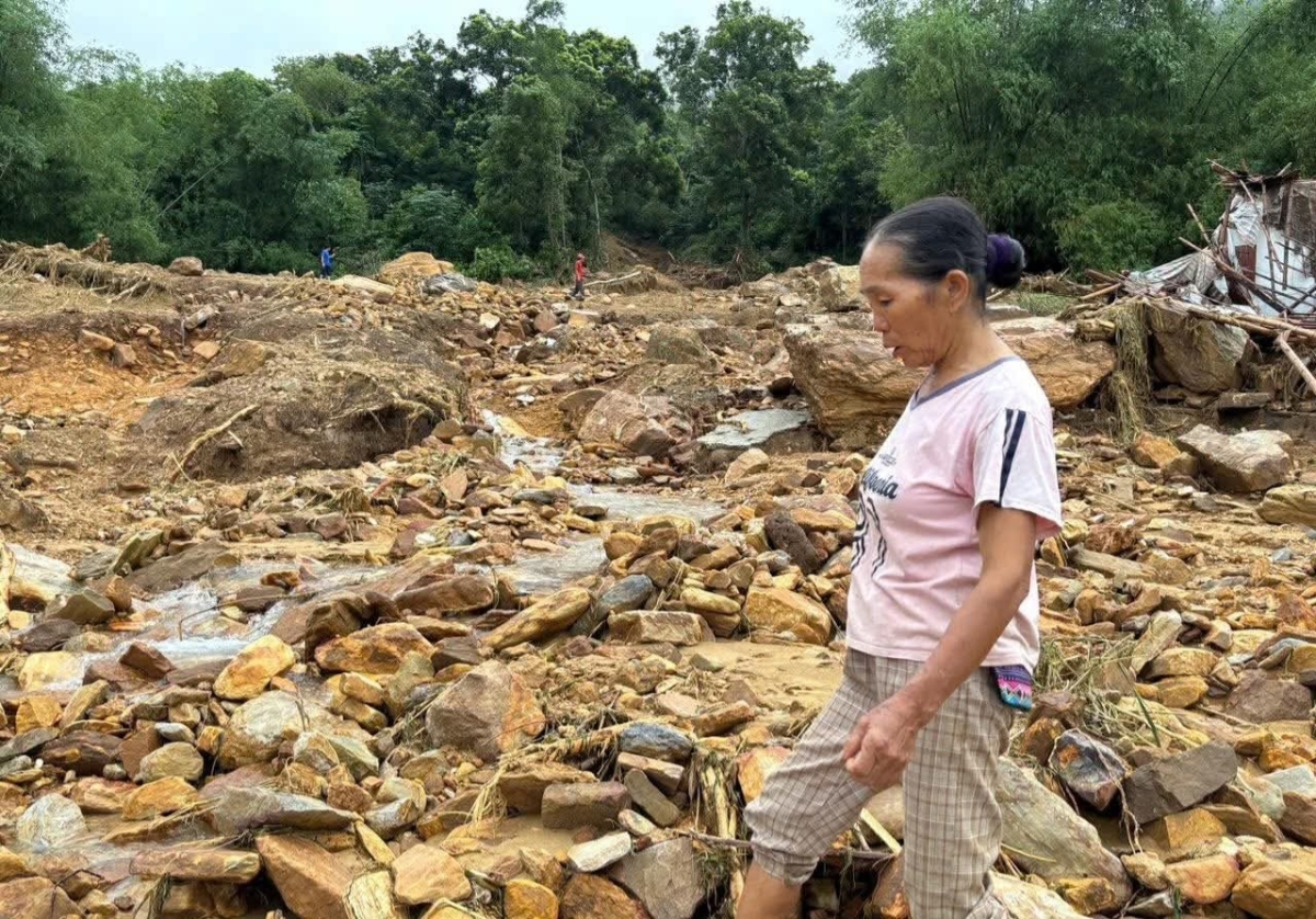 Hàng vạn mét khối đất đá trên đỉnh đồi Liêu đã tràn xuống cụm Chanh, thôn Chiềng Chanh, xã Cẩm Thạch, tỉnh Thanh Hóa san phẳng 2 ngôi nhà.