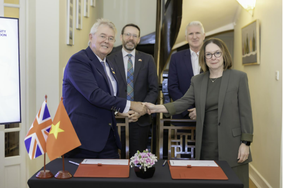 BUV Vice-Chancellor Prof. Raymond Gordon and University of London Vice-Chancellor Prof. Wendy Thomson formalise a new international collaboration.
