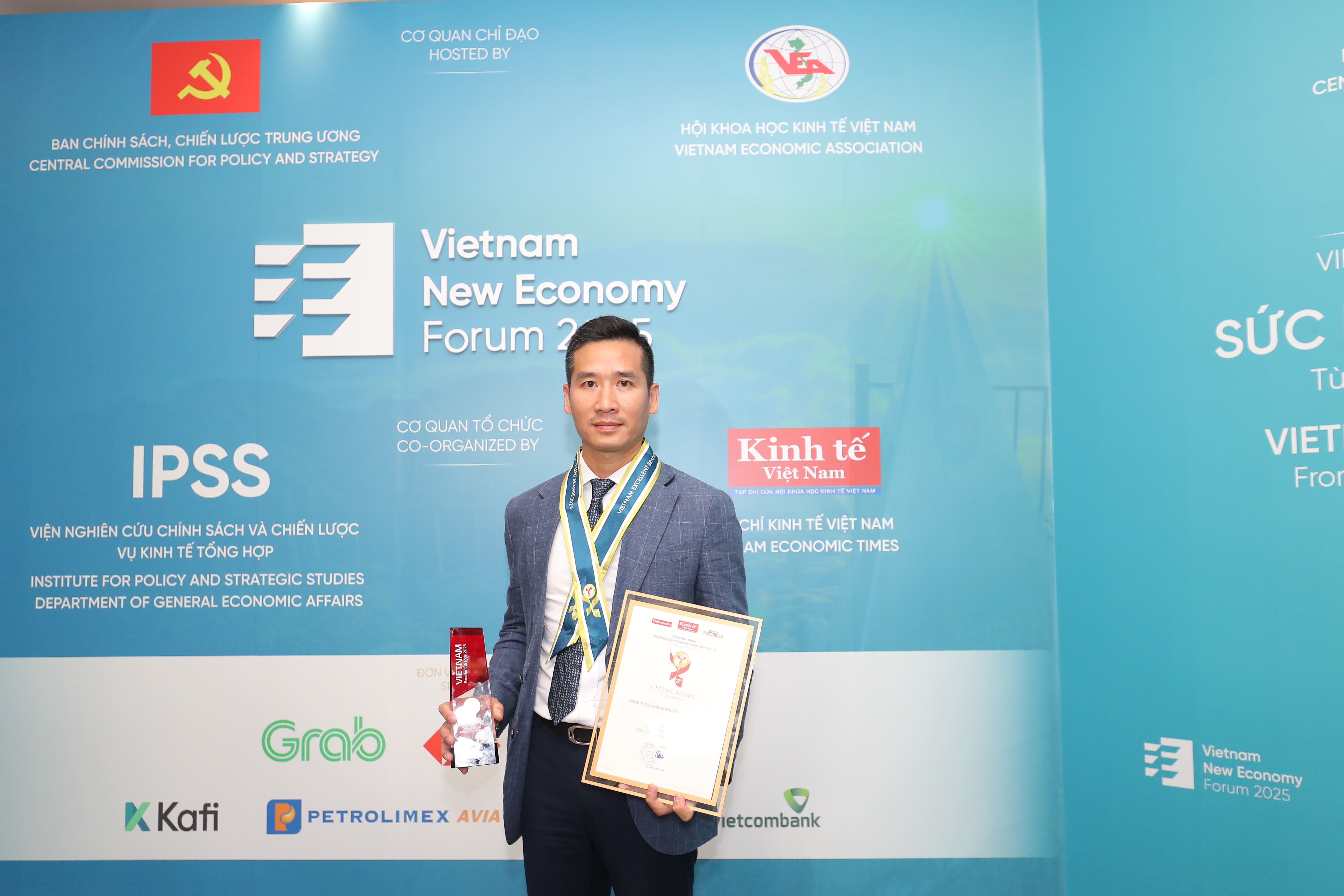 Ông Lương Hồ Anh - Phó Tổng giám đốc Công ty chụp ảnh lưu niệm tại chương trình.