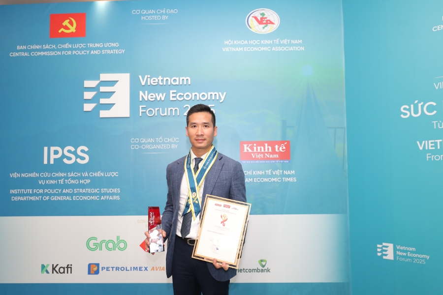 Ông Lương Hồ Anh - Phó Tổng giám đốc Công ty chụp ảnh lưu niệm tại chương trình.