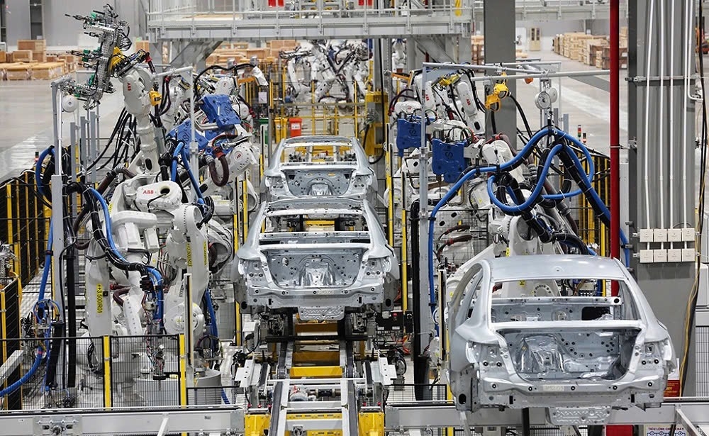 Đến nay, hãng xe Việt đã chủ động sản xuất các cấu phần quan trọng của ô tô điện như thân vỏ, động cơ… nhờ các xưởng sản xuất có mức độ tự động hóa trên 90%, đảm bảo chất lượng và quy mô sản xuất đáp ứng tiêu chuẩn quốc tế. Trong nhà máy VinFast hiện có các xưởng dập, hàn, lắp ráp, động cơ… đều được lắp đặt trên dây chuyền hiện đại, tiên tiến bậc nhất thế giới của Đức, Áo, Hàn Quốc.