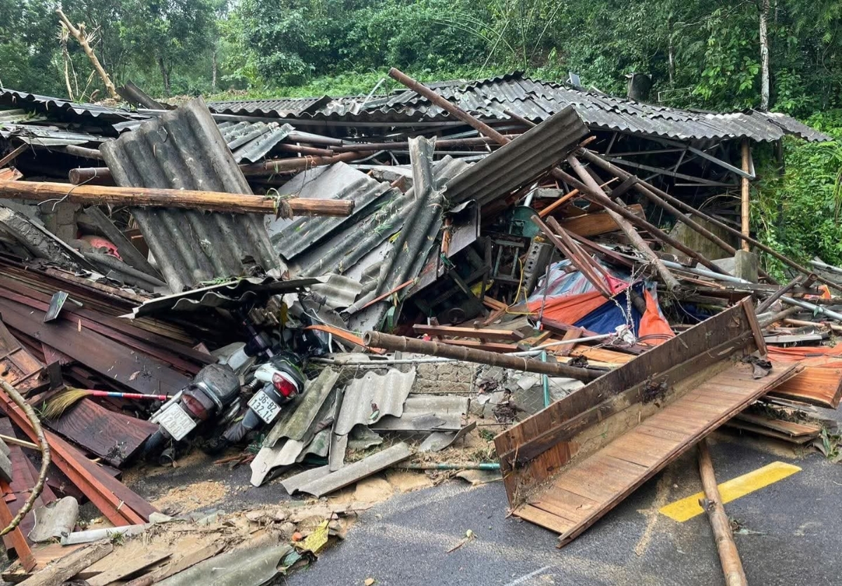 Một nhà dân bị đổ nát sau trận sạt lở núi