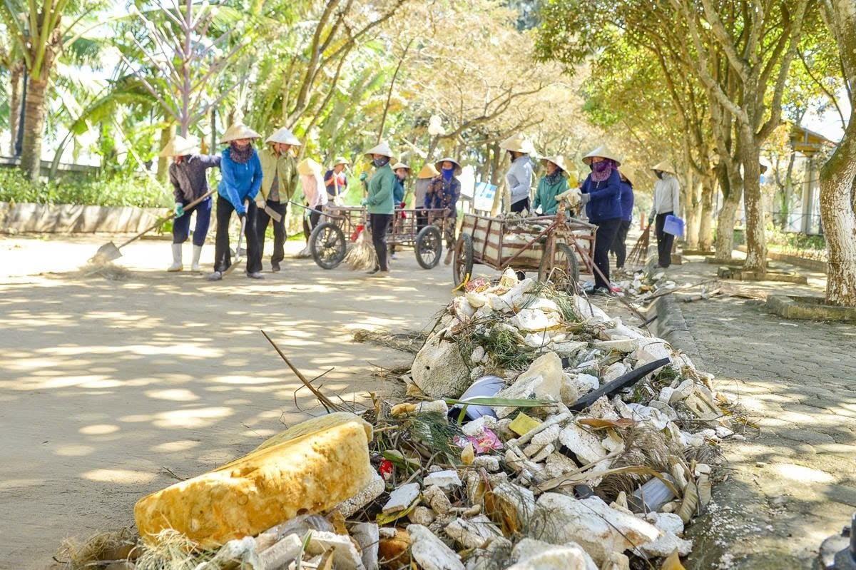 Bà con ở biển Hải Tiến cùng nhau thu dọn rác, đảm bảo vệ sinh môi trường sau bão lũ.