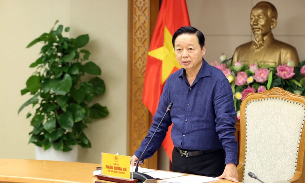 Phó Thủ tướng Trần Hồng Hà chủ trì cuộc họp về ứng phó với cơn bão số 11 (bão Matmo) - Ảnh: VGP
