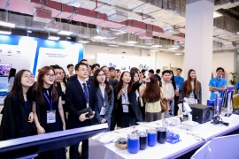 Đông đảo khách tham quan trải nghiệm công nghệ tại gian hàng CMC 
