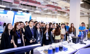 Đông đảo khách tham quan trải nghiệm công nghệ tại gian hàng CMC