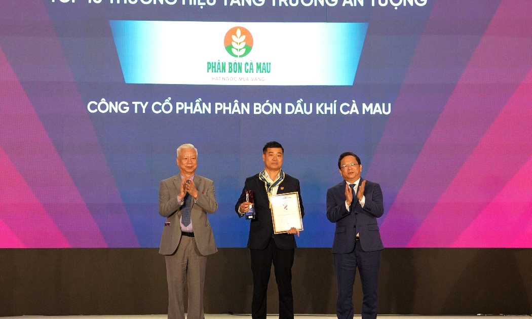 Đại diện PVCFC nhận danh hiệu Top 10 Thương hiệu Tăng trưởng Ấn tượng 2025.