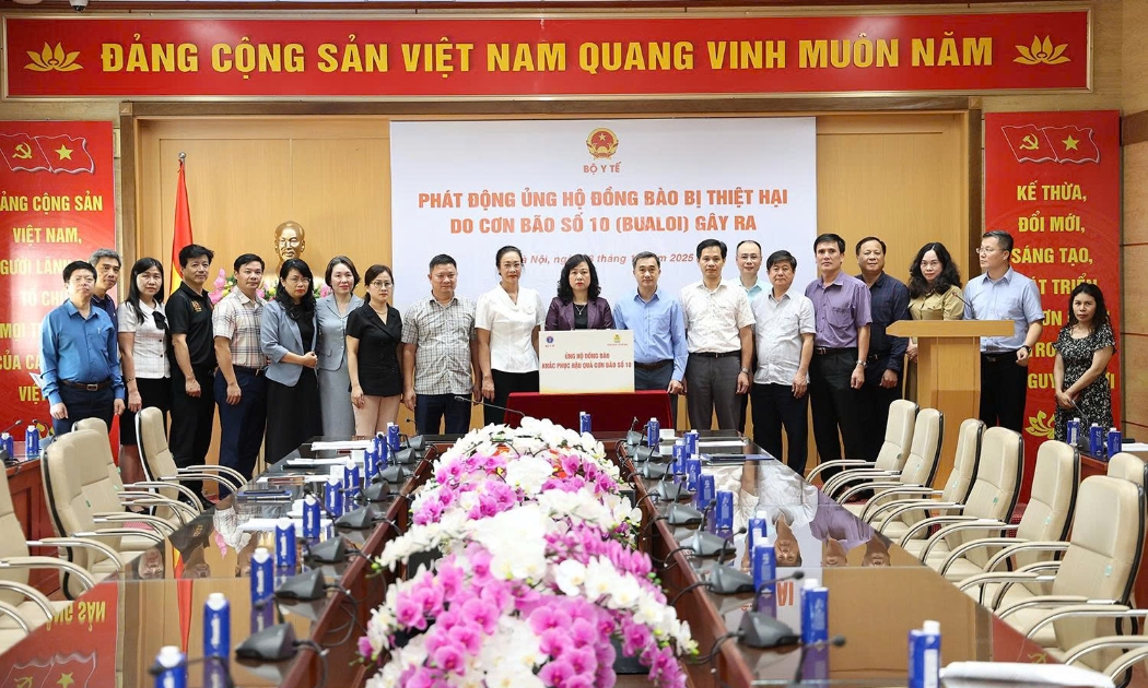 Bộ Y tế tổ chức Lễ phát động quyên góp, ủng hộ đồng bào các tỉnh chịu thiệt hại do cơn bão số 10. Ảnh: Hà Quyên.