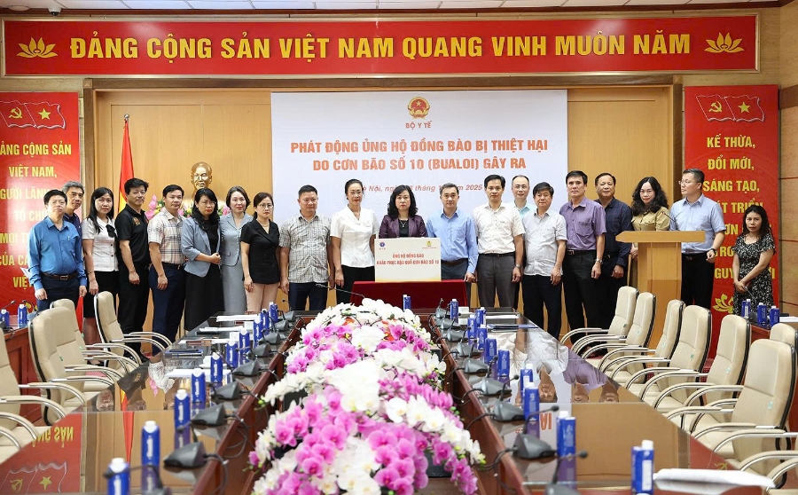 Bộ Y tế tổ chức Lễ phát động quyên góp, ủng hộ đồng bào các tỉnh chịu thiệt hại do cơn bão số 10. Ảnh: Hà Quyên.