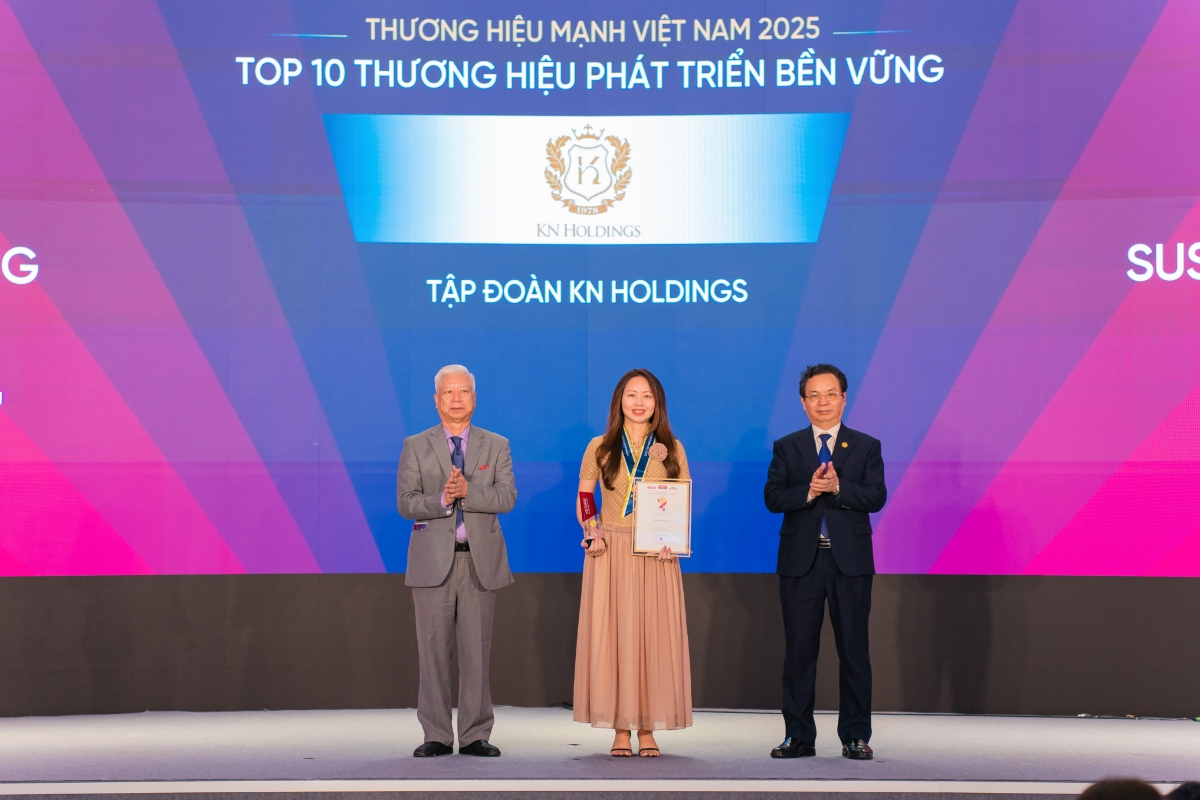 Đại diện Tập đoàn KN Holdings đón nhận Top 10 Thương hiệu Phát triển Bền vững năm 2025 từ Ban tổ chức.