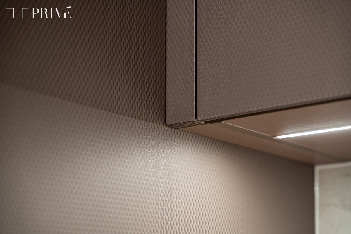 Bề mặt laminate họa tiết “vảy rồng” mang đến hiệu ứng ánh sáng uyển chuyển và vẻ tinh xảo hiếm thấy, đồng thời giữ vững độ bền bỉ theo thời gian.