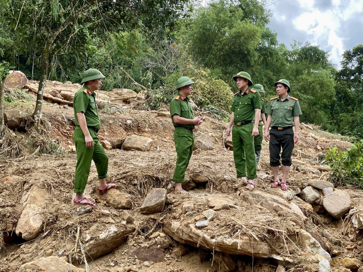 Thượng tá Trần Thái Quang Hoàng, Phó Giám đốc Công an tỉnh Thanh Hóa, đã trực tiếp có mặt tại thôn Chiềng Chanh (xã Cẩm Thạch) để kiểm tra hiện trường và chỉ đạo lực lượng triển khai công tác khắc phục hậu quả mưa lũ, sạt lở đất.