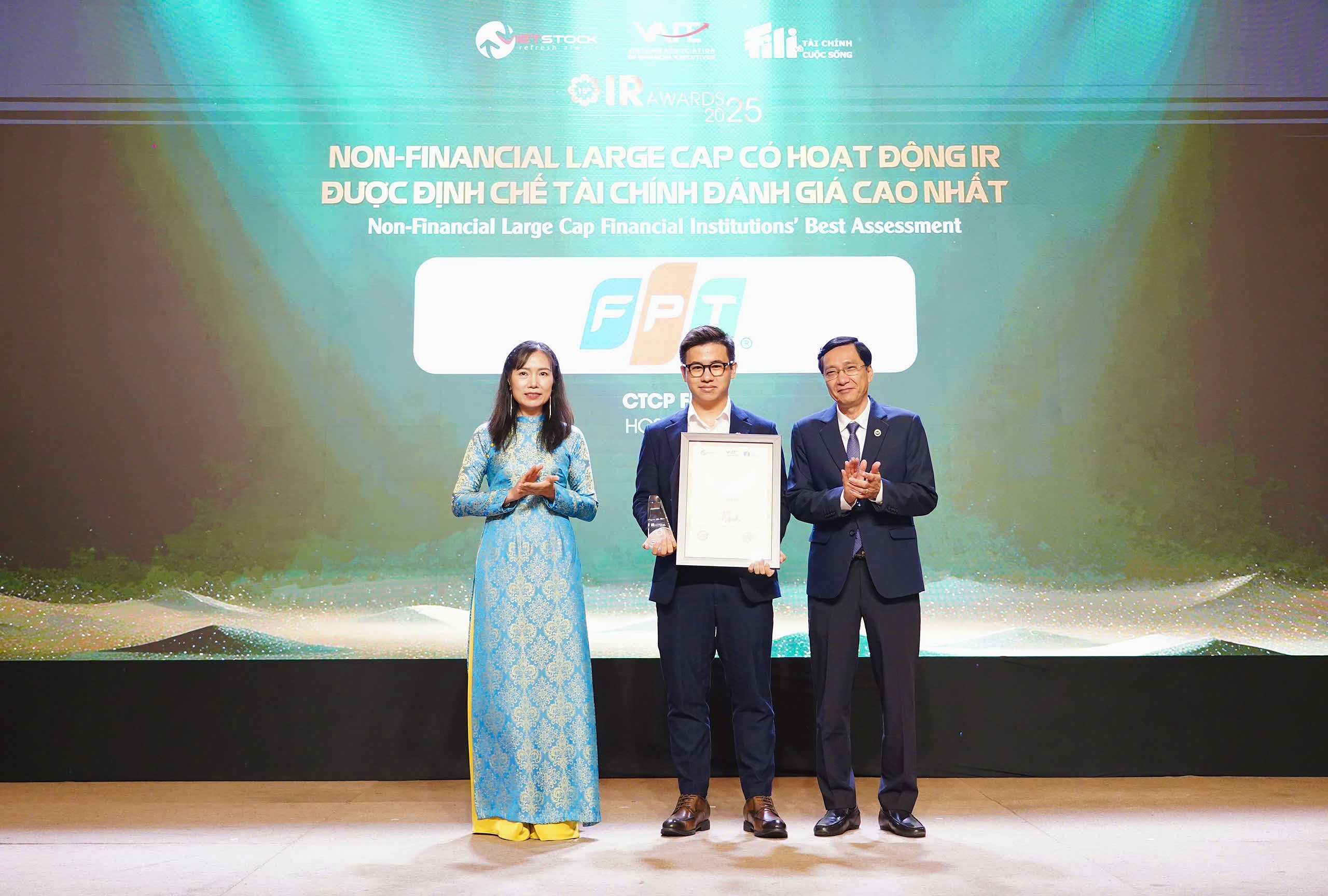 FPT: Top 3 Doanh nghiệp nhóm vốn hóa lớn lĩnh vực phi tài chính có hoạt động IR được Định chế tài chính đánh giá cao nhất.