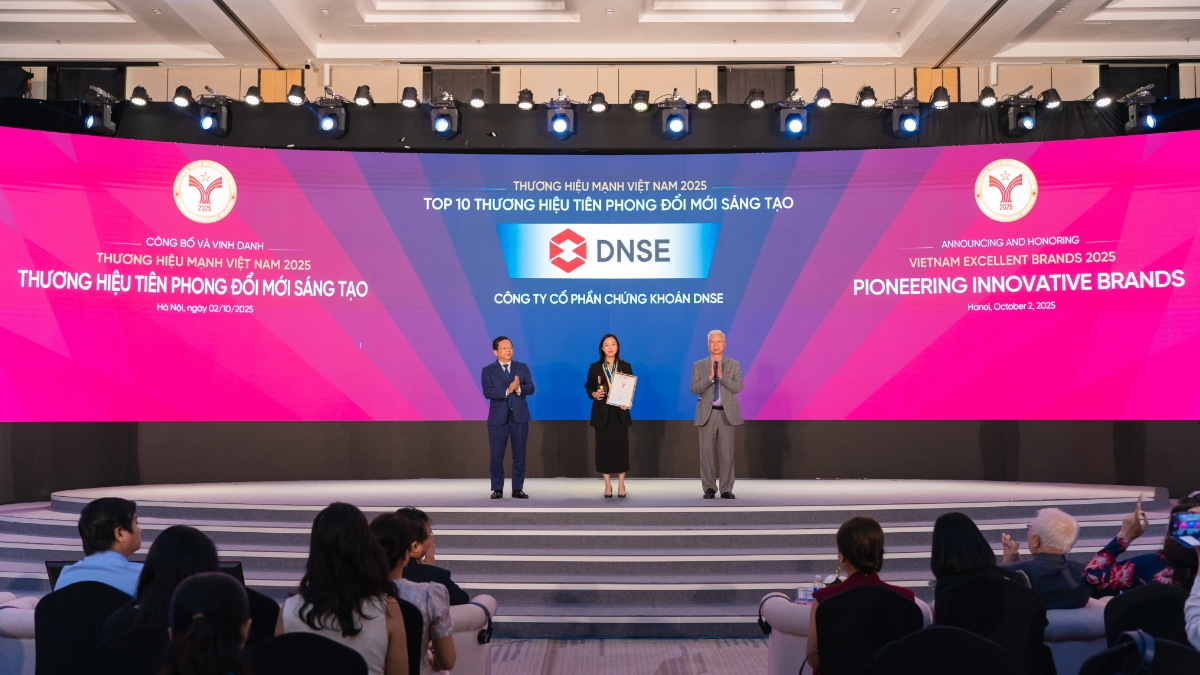 Đại diện DNSE nhận danh hiệu Top 10 Thương hiệu mạnh - Tiên phong đổi mới sáng tạo.