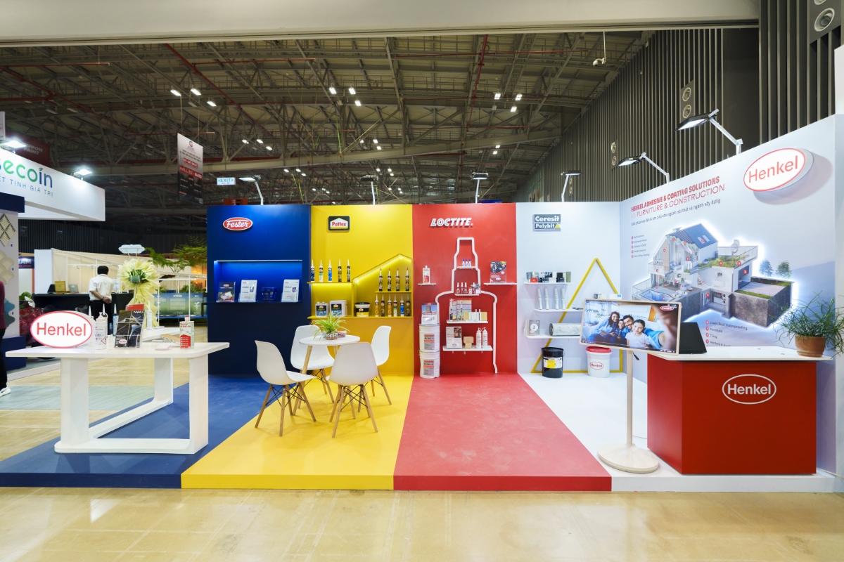 Không gian trưng bày sản phẩm của Henkel, nổi bật với các giải pháp keo dán và sơn phủ Loctite.