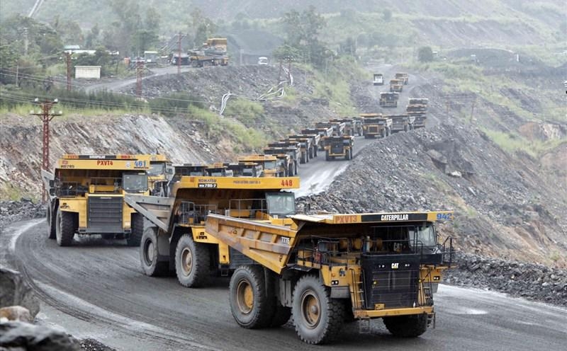 Mưa lớn gây bất lợi cho hoạt động khai thác than.