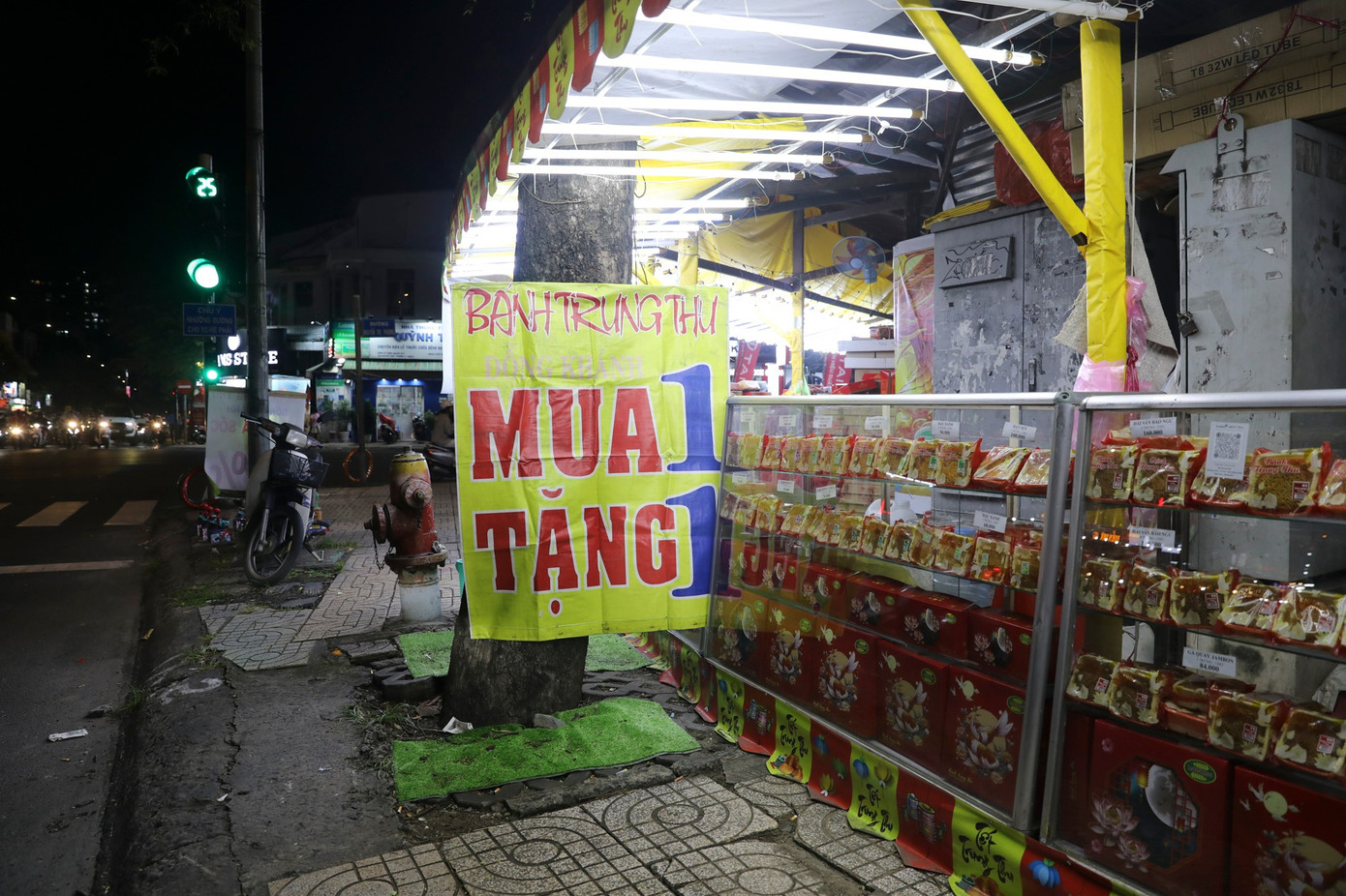 Nhiều người bán hàng cho biết khả năng tồn bánh rất cao.