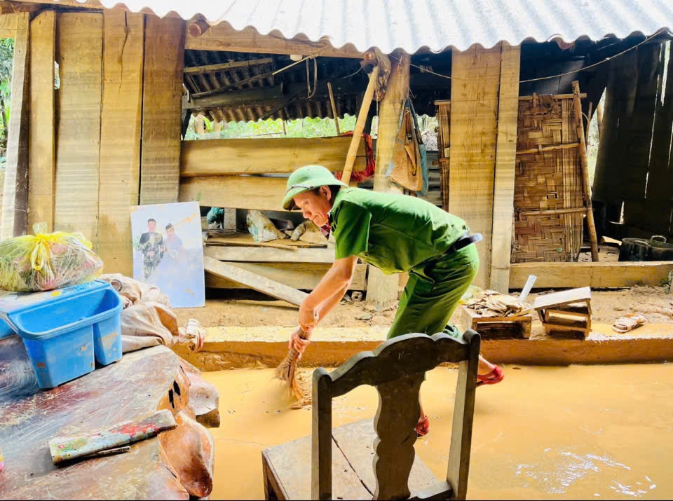 Sau bão lũ, nhà cửa nhiều hộ dân tại Thanh Phòng ngập trong bùn đất