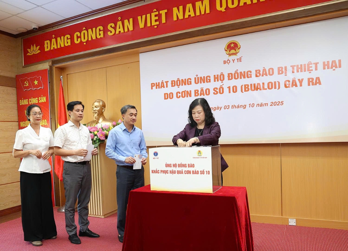 Bộ trưởng Đào Hồng Lan, các Thứ trưởng và lãnh đạo các đơn vị quyên góp ủng hộ đồng bào.