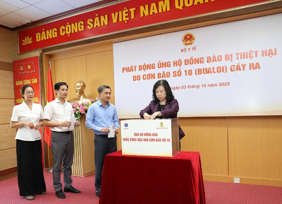 Bộ trưởng Đào Hồng Lan, các Thứ trưởng và lãnh đạo các đơn vị quyên góp ủng hộ đồng bào.