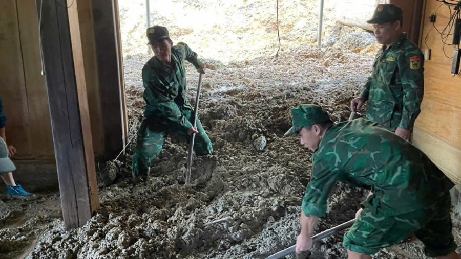 Bộ đội biên phòng Tam Thanh đã phối hợp chính quyền xã Tam Lư tham gia hỗ trợ các hộ dân bị đất đá sạt lở tràn vào nhà do ảnh hưởng của bão số 10.
