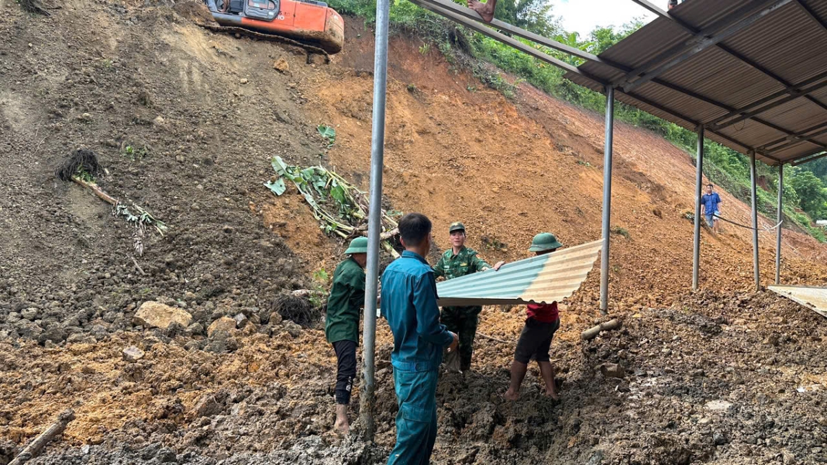 Chiến sĩ giúp người dân sửa chữa, dựng lại mái nhà bị tốc do bão.