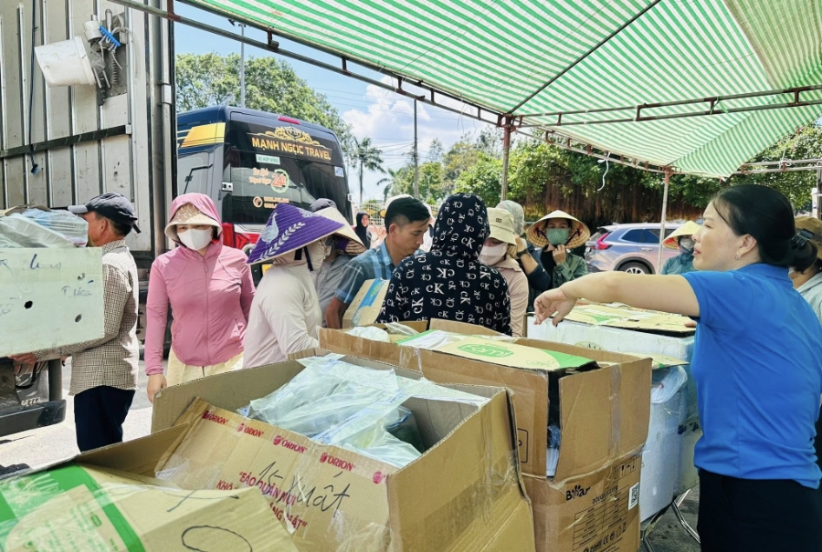 Nhiều đoàn thiện nguyện đã đến các địa phương tại Thanh Hoá để giúp đỡ, hỗ trợ người dân vùng ngập lụt