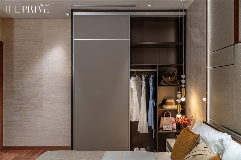 Phòng ngủ trở thành một boutique thu nhỏ vừa tiện dụng, vừa giàu thẩm mỹ khi được bổ sung thêm tủ quần áo nhập khẩu.