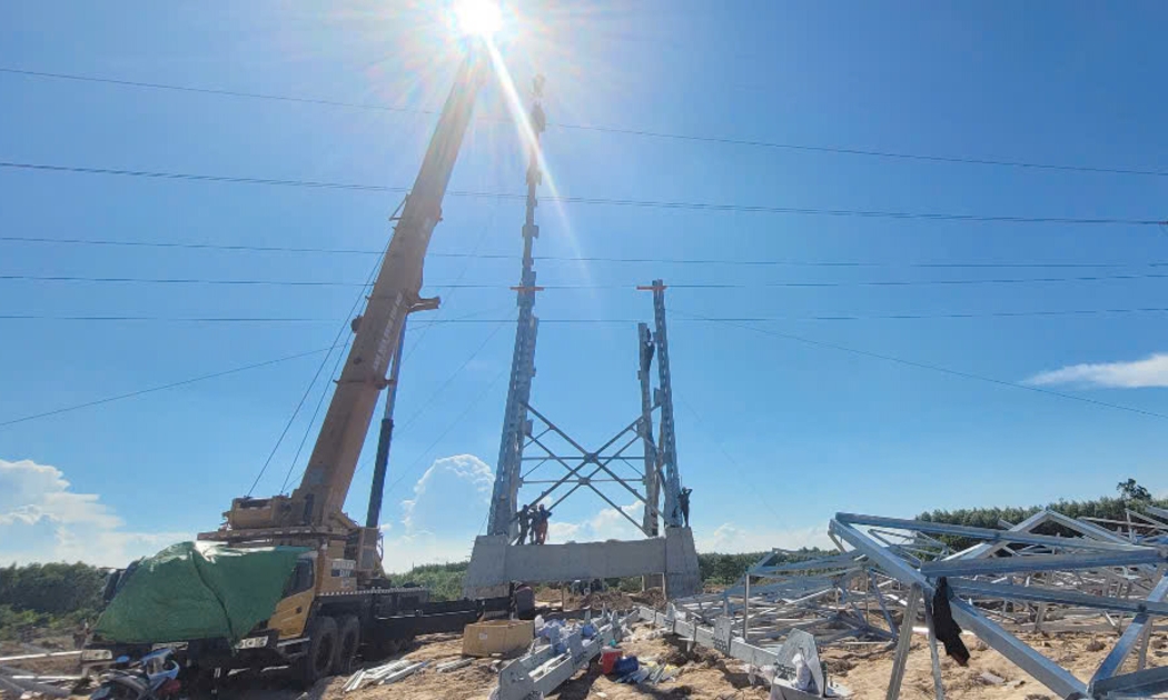 Thi công dựng cột dự án đường dây 220kV Nhà máy điện Nhơn Trạch 3 - TBA 500kV Long Thành. Ảnh: VGP.