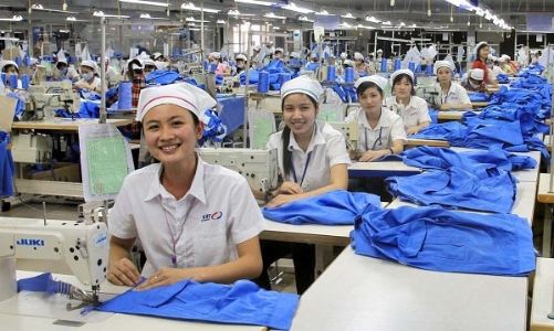 Người lao động ở một số vùng có thể được tăng lương tối thiểu thêm 900.000 đồng