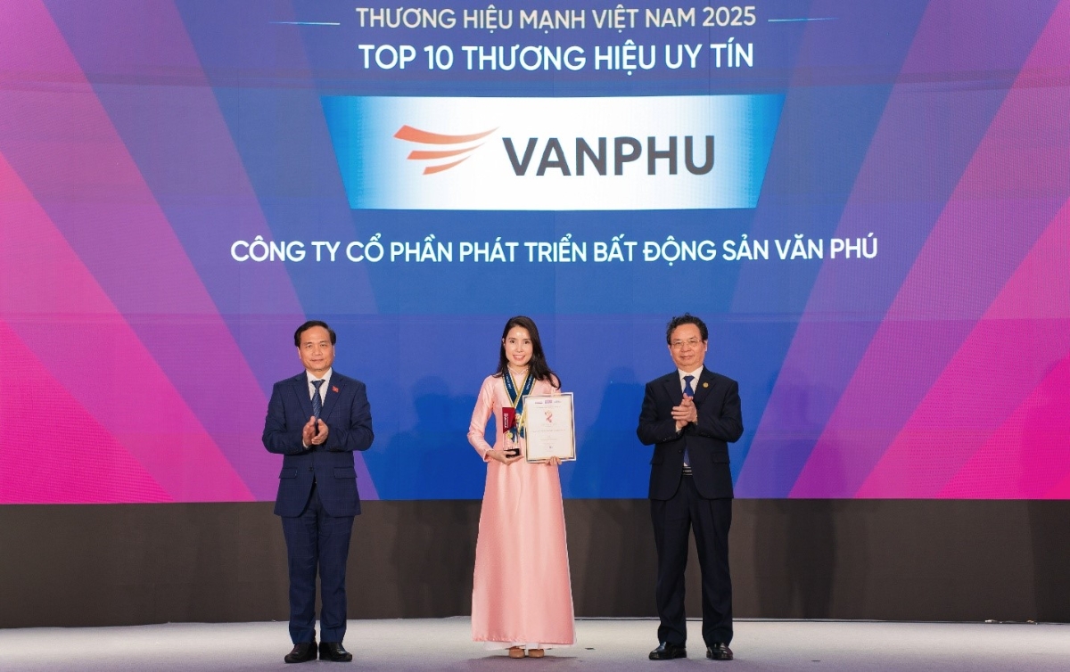 Đại diện Văn Phú nhận vinh danh Top 10 Thương hiệu mạnh Việt Nam – Thương hiệu uy tín 2025.