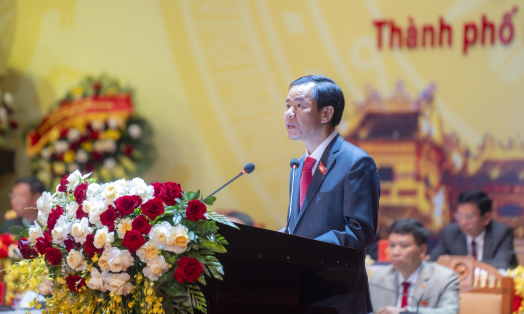 Phó Bí thư Thành ủy, Chủ tịch UBND thành phố Huế Nguyễn Văn Phương báo cáo chính trị tại Đại hội