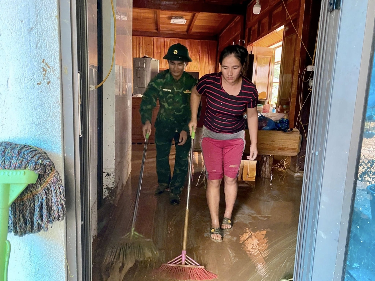Sau mưa lũ bùn đất tràn ngập khắp nhà cửa, người dân và lực lượng chức năng vất vả dọn dẹp