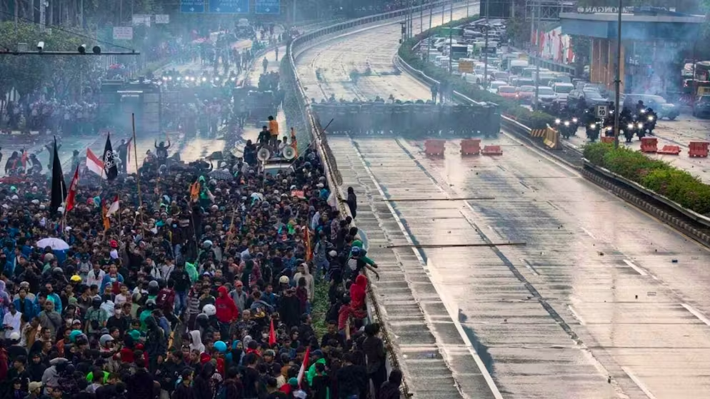 Làn sóng biểu tình rầm rộ tại Indonesia vì chính sách phụ cấp nhà ở dành cho nghị sĩ.