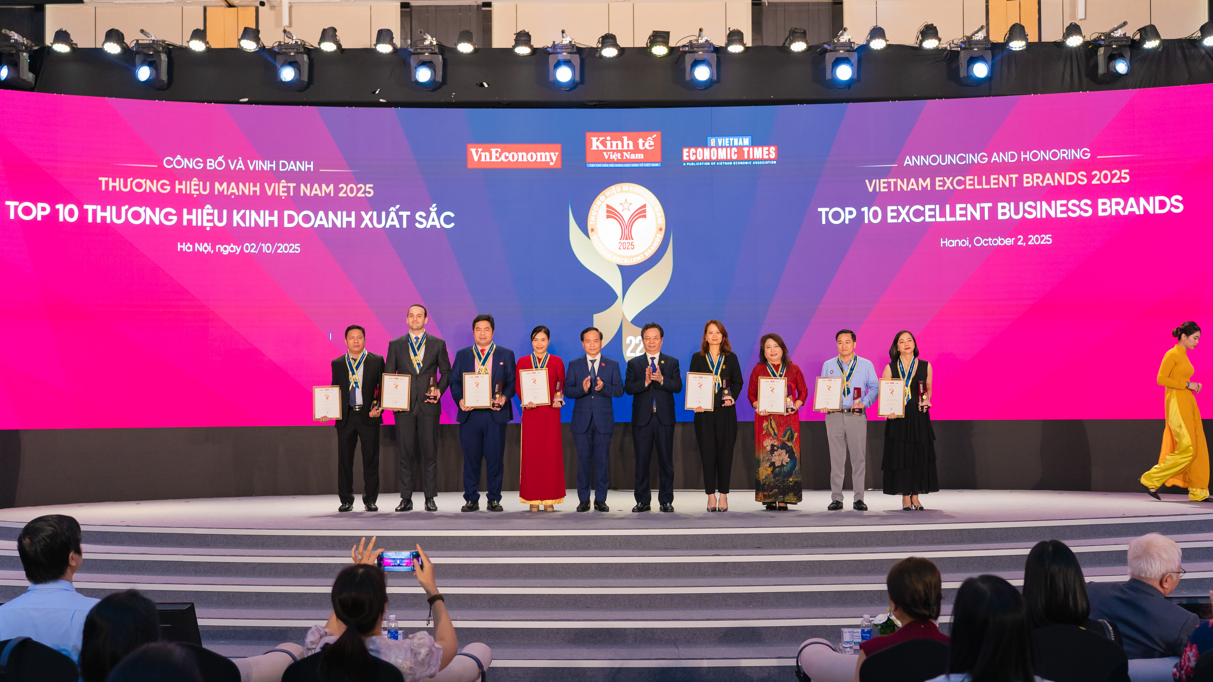 TOP 10 doanh nghiệp được vinh danh ở hạng mục Thương hiệu Kinh doanh xuất sắc gồm: Ngân hàng Nông nghiệp và Phát triển Nông thôn Việt Nam; Công ty Cổ phần Thành Thành Công - Biên Hòa; Ngân hàng TMCP Đầu tư và Phát triển Việt Nam; Công ty Cổ phần Cơ khí Xây dựng Thương mại Đại Dũng; Ngân hàng TMCP Phát triển TP. Hồ Chí Minh; Công ty TNHH Xuất Nhập khẩu Liên Thái Bình Dương; Công ty Cổ phần Tập đoàn Masterise; Công ty Cổ phần Cơ điện lạnh; Công ty Cổ phần Tập đoàn Bất động sản Mặt Trời - Sun Property.