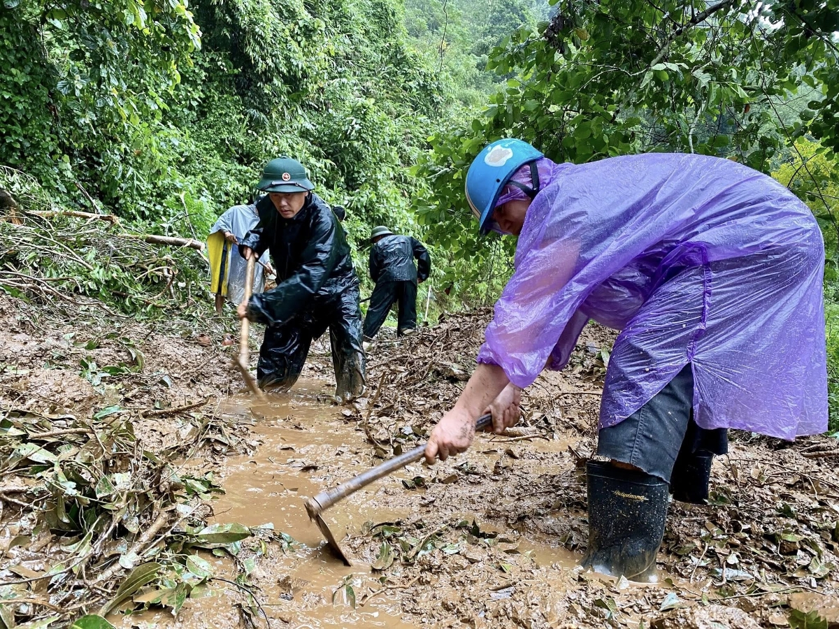Ngày 4/10, các cán bộ chiến sĩ đồn biên phòng Đồn Biên phòng Tam Hợp (Nghệ An) hỗ trợ người nhân dân địa phương dọn bùn đất sau mưa lũ.