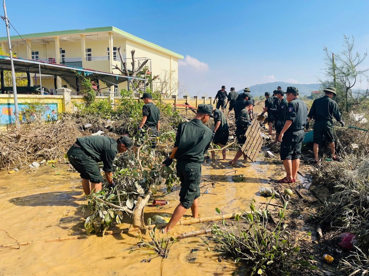 Sau bão lũ khu vực tại trường bị bủa vây toàn rác thải, cây cối đổ rạp