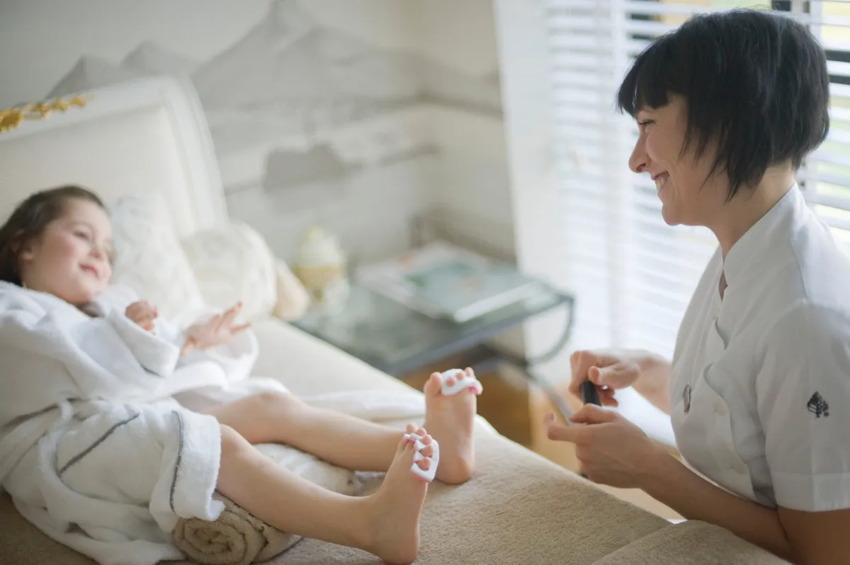 Làm việc với trẻ em đòi hỏi sự cẩn trọng đặc biệt.