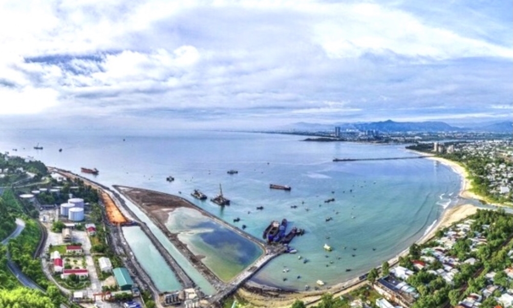 Cảng Liên Chiểu đang đẩy nhanh tiến độ thị công-một trong những công trình chiếm tỷ trọng lớn trong tổng vốn đầu tư khu vực Nhà nước.