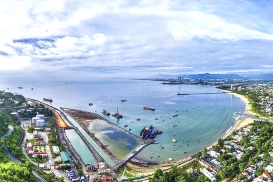 Cảng Liên Chiểu đang đẩy nhanh tiến độ thị công-một trong những công trình chiếm tỷ trọng lớn trong tổng vốn đầu tư khu vực Nhà nước.