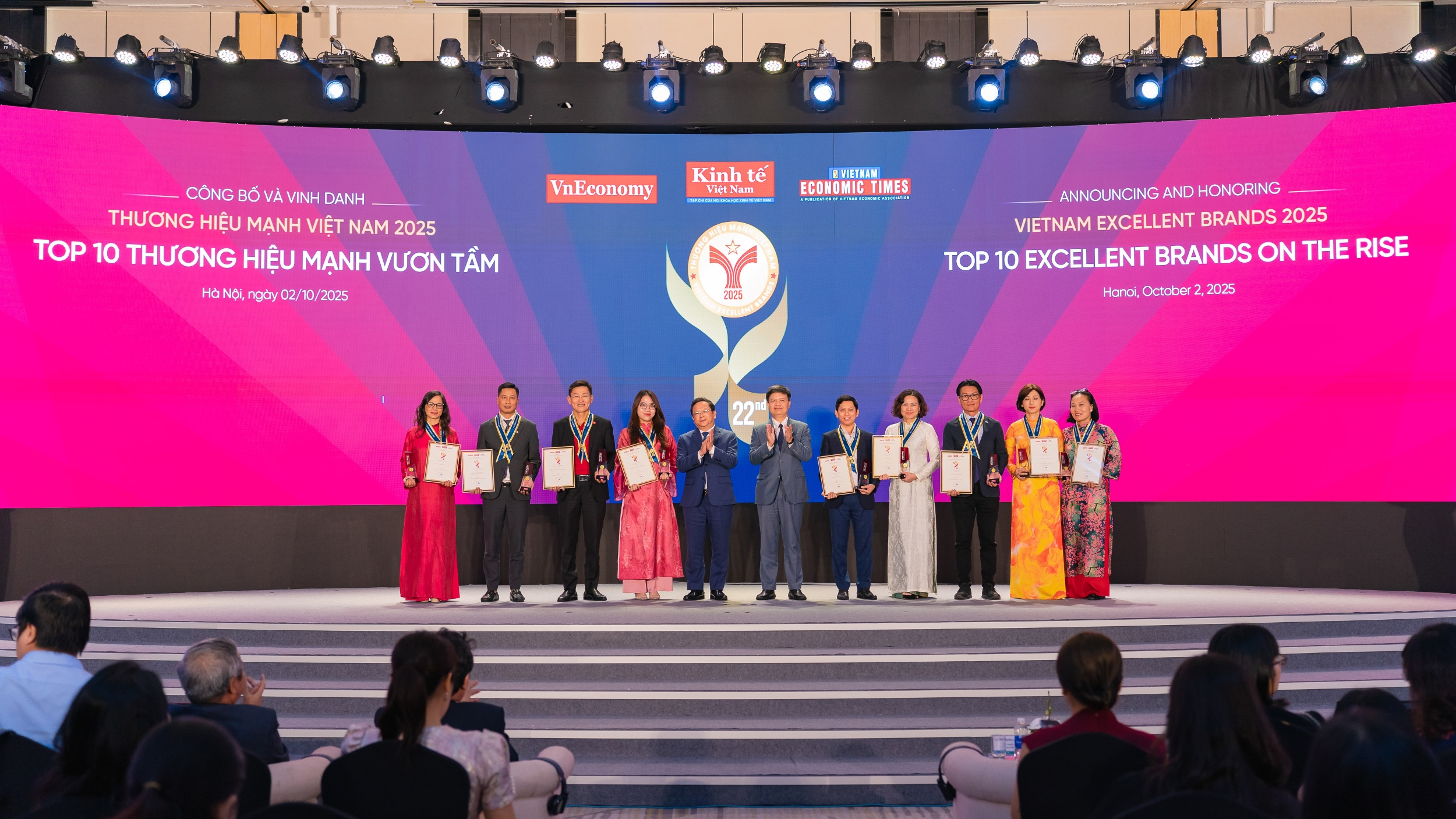 Top 10 Thương hiệu Mạnh Vươn tầm, bao gồm các doanh nghiệp: Công ty Cổ phần Tập đoàn Hòa Phát; Tập đoàn CT Group; Tập đoàn Công nghệ CMC; Tập đoàn Dệt May Việt Nam; Công ty Cổ phần Hàng không Vietjet; Tập đoàn TH; Công ty TNHH Kinh doanh Thương mại và Dịch vụ VinFast; Công ty Cổ phần Du lịch Vietravel; Công ty Cổ phần Gỗ An Cường.