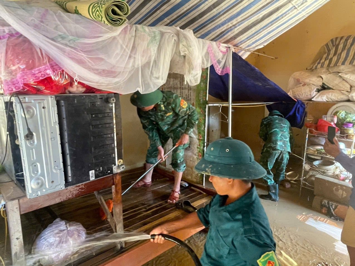 Các chiến sĩ&nbsp;Đồn biên phòng cửa khẩu Thanh Thuỷ giúp đỡ các hộ gia đình tại thôn Minh Đức, xã Kim Bảng khắc phục hậu quả mưa bão